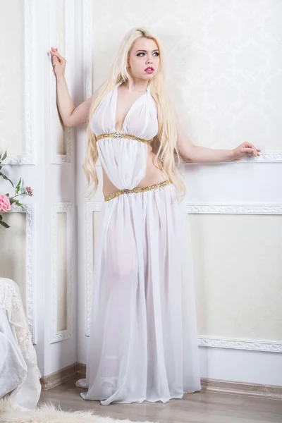Luxe blonde vrouw in een witte jurk — Stockfoto