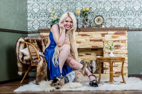 Lujosa mujer rubia en un vestido blanco con un perro pekinés — Foto de Stock