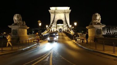 ünlü szechenyi zincir köprü Tuna Nehri Budapeşte, Macaristan'sokak ışıkları ile huzurlu bir akşam yaktı..