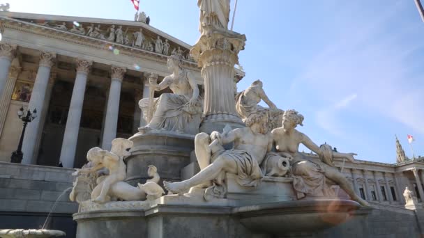 Österrikiska parlamentet och athena fontänen i Wien, Österrike — Stockvideo