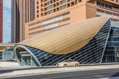 dubai metro istasyonunda otomatik merdiven
