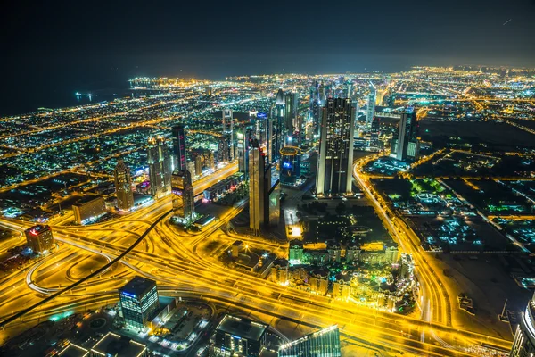 Dubaj v centru noční scéna s městskými světly, — Stock fotografie