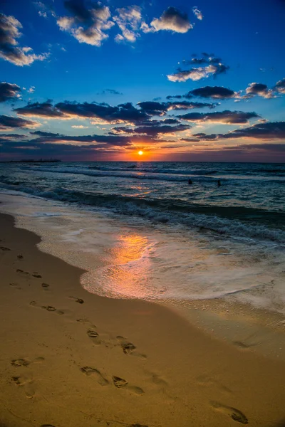 Dubai mar e praia, belo pôr do sol na praia — Fotografia de Stock