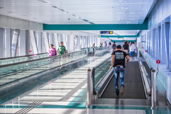 Scale automatiche alla stazione della metropolitana di Dubai — Foto Stock