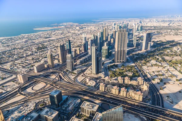 Dubai şehir merkezinde. Doğu, Birleşik Arap Emirlikleri mimarisi. Hava — Stok fotoğraf