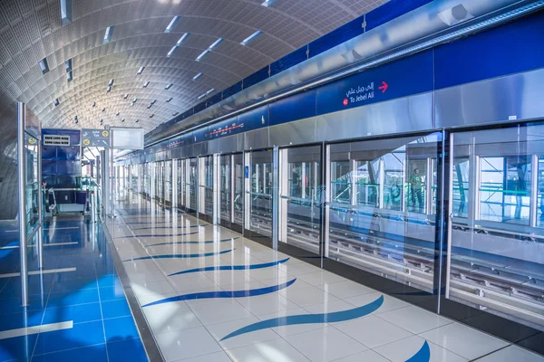 Dubai metroterminal in dubai, vereinigte arabische emirate. — Stockfoto