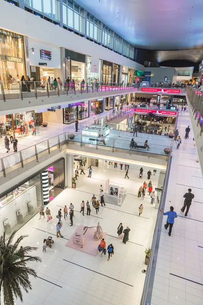 Vnitřní pohled na Dubaj Mall - svět je největší nákupní centrum — Stock fotografie