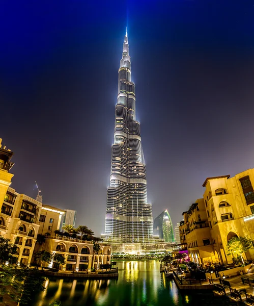 Zobrazit na Burdž Chalífa, Dubaj, Spojené arabské emiráty, v noci — Stock fotografie