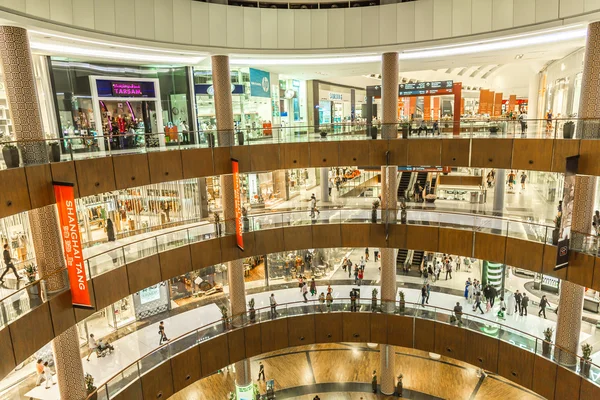 Vista interior del Dubai Mall - el centro comercial más grande del mundo —  Fotos de Stock