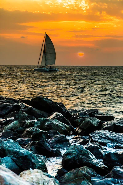 游艇帆船反对日落。假日生活风景与天际线的帆船和夕阳剪影. — 图库照片