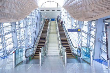 dubai metro istasyonunda otomatik merdiven