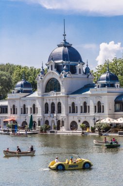 Ana kentin yakın zamanda yenilenmiş buz pateni pisti (şimdi olarak göl)
