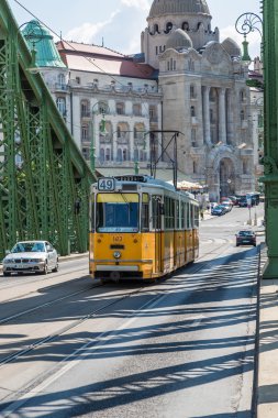 Budapeşte, CAPI sarı tramvay ile yeşil Özgürlük Köprüsü