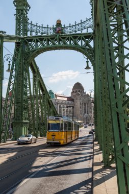 Budapeşte, CAPI sarı tramvay ile yeşil Özgürlük Köprüsü