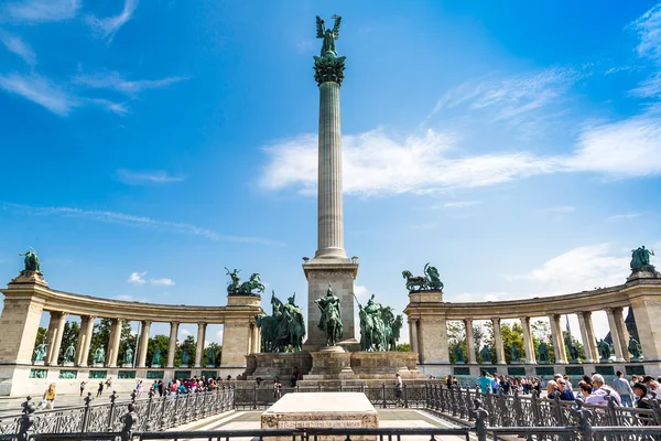 Heroes square in Budapest, a square dedicated to the hungarian k — Stock Photo, Image