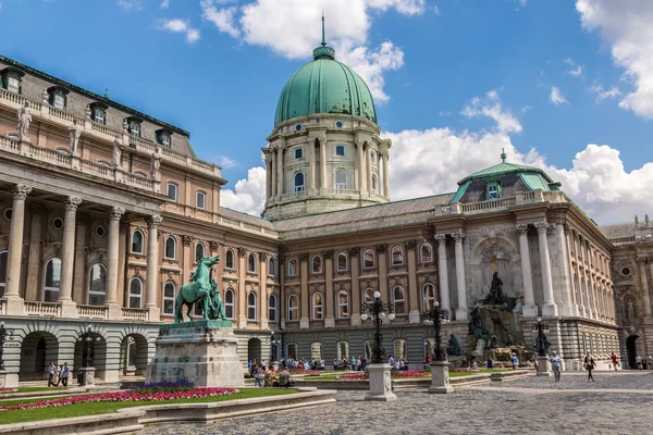 Budapest, Buda Castle or Royal Palace with horse statue, Hungary — Stock Photo, Image