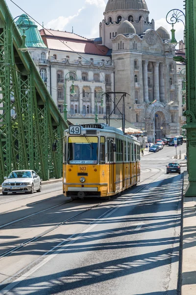 Den grønne Frihetsbroen, med gul trikk, i Budapest, capi – stockfoto