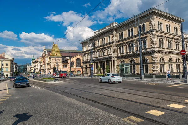 Будапешт - старий видом на місто. вузька вулиця з припаркованих автомобілів. — стокове фото