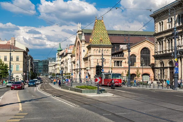 布达佩斯-旧镇视图。狭窄的街道停着的汽车. — 图库照片