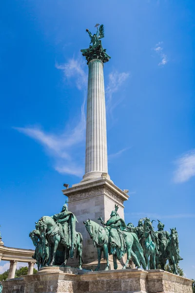 Hungria, Budapeste Praça dos Heróis no verão em um dia ensolarado — Fotografia de Stock