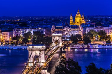 Budapeşte, Macaristan, Panorama ile zincir köprü ve par
