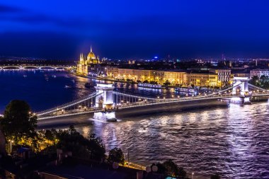 Budapeşte, Macaristan, Panorama ile zincir köprü ve par
