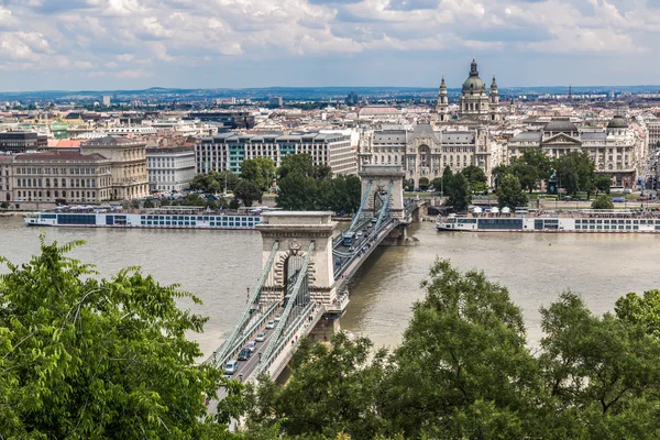 Chain Bridge and Hungarian Parliament, Budapest, Hungary — Stock Photo, Image