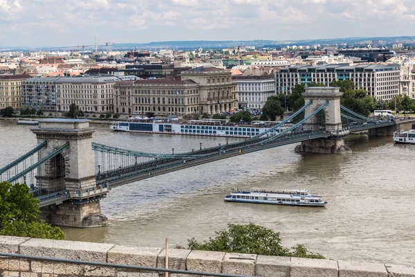 Kettingbrug en het Hongaarse Parlement, Boedapest, Hongarije — Stockfoto