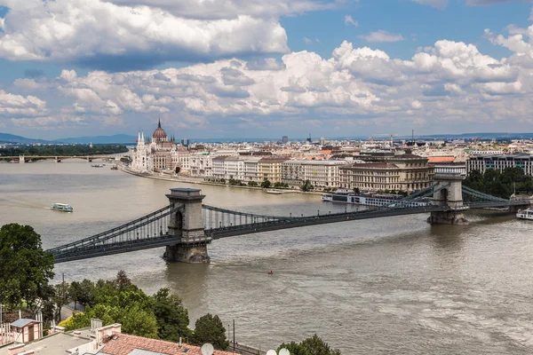 Puente de las Cadenas y Parlamento Húngaro, Budapest, Hungría —  Fotos de Stock