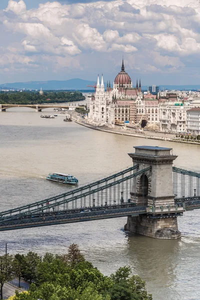 Kettingbrug en het Hongaarse Parlement, Boedapest, Hongarije — Stockfoto