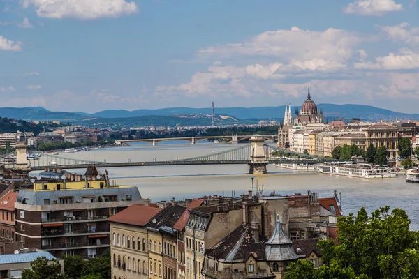 Цепной мост и венгерский парламент, Будапешт, Венгрия — стоковое фото