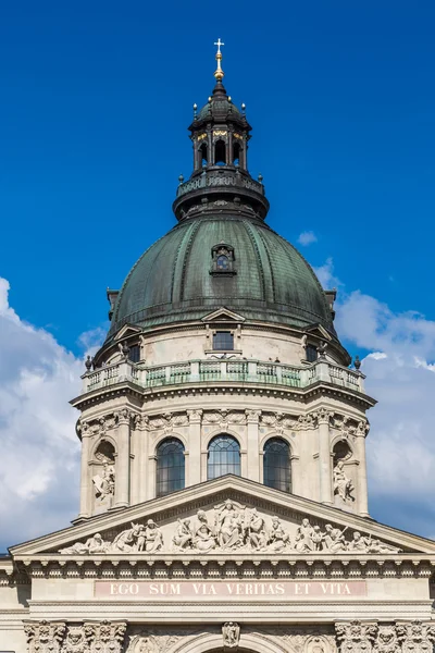 St. stephen 's basilica, die größte kirche in budapest, ungarisch — Stockfoto