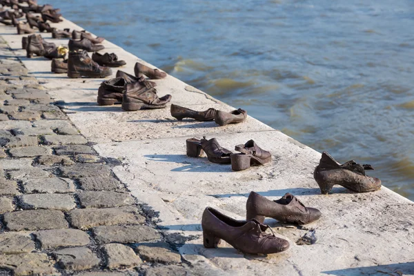 Sapatos no Danúbio, um monumento aos judeus húngaros baleado no se — Fotografia de Stock