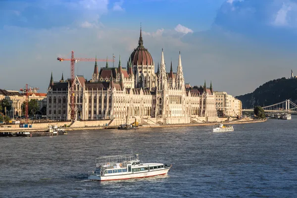 链桥和匈牙利议会，布达佩斯，匈牙利 — 图库照片
