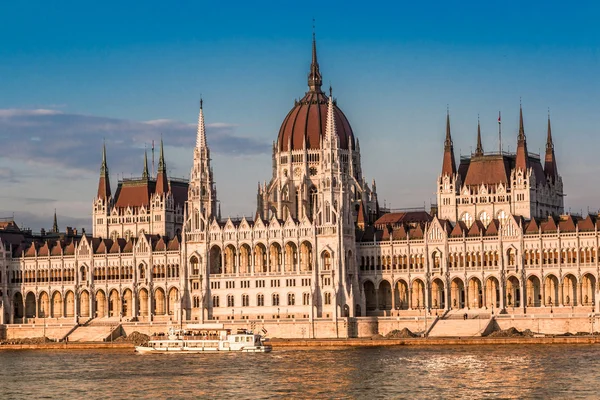 Kædebro og Ungarns parlament, Budapest, Ungarn - Stock-foto