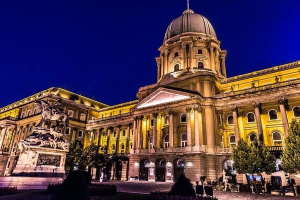 Skott av natten Budaslottet i budapest, Ungern — Stockfoto