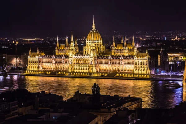 Budapest Parlament épülete Magyarországon alkonyatkor. — Stock Fotó