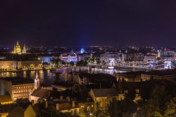 Мбаппе в Будапеште, Венгрия, с Цепным мостом и Паром — стоковое фото