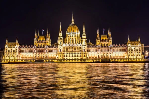 Budapest Parlament épülete Magyarországon alkonyatkor. — Stock Fotó