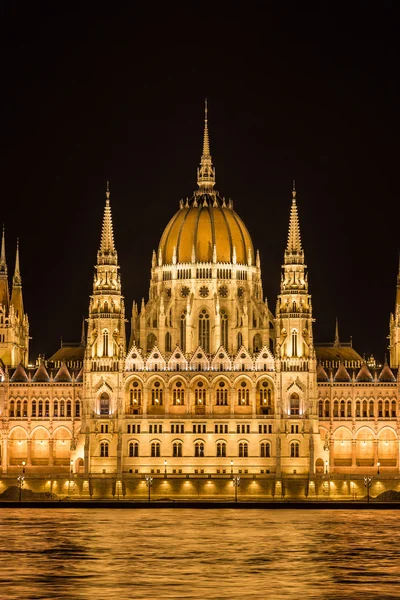 Edificio del Parlamento de Budapest en Hungría al atardecer. — Foto de Stock