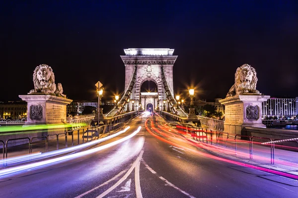 Night view of the famous Chain Bridge in Budapest, Hungary. The — Stock Photo, Image