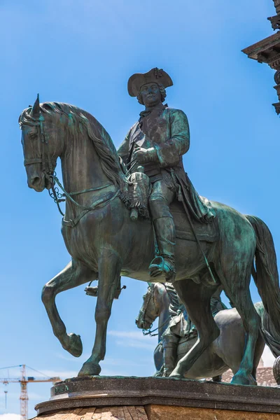 Пам'ятник знаменитий монарха Марія Терезія Габсбург (Відень — стокове фото