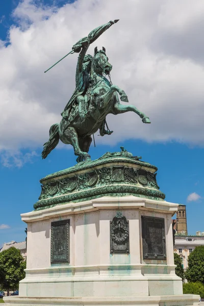 Cavallo e cavaliere statua dell'arciduca Karl a Vienna presso l'Heldenp — Foto Stock