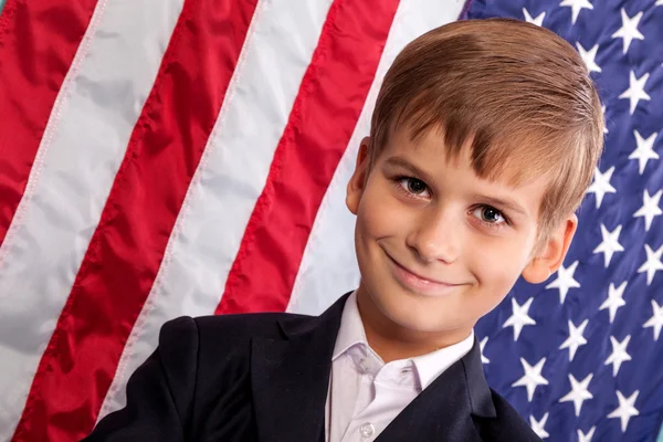 Porträt eines kaukasischen Jungen mit amerikanischer Flagge — Stockfoto