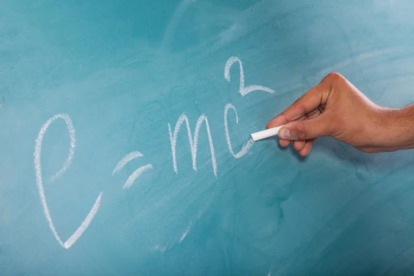 La formule d'Einstein sur un tableau noir — Photo