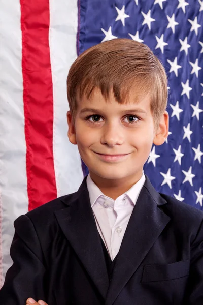 Portrait de garçon caucasien avec drapeau américain — Photo