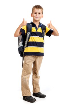 Kitaplar üzerinde oturan bir okul çocuğu