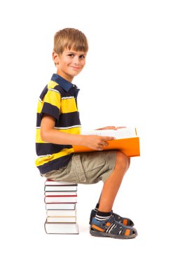 Öğrenci kitap üzerinde oturuyor