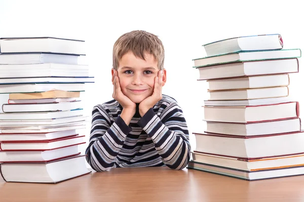 Schooljongen en een hoop van boeken — Stockfoto