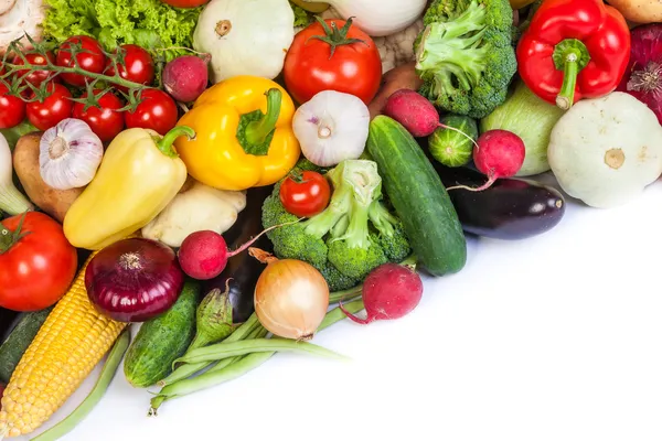 Grupo de verduras frescas aisladas en blanco — Foto de Stock